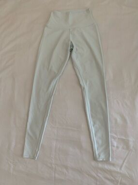 EUC Alo Yoga High-Waist Airbrush Leggings in Ice Blue